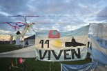 Banderas de esperanza cubren todo el perimetro de la Base Naval Mar del Plata